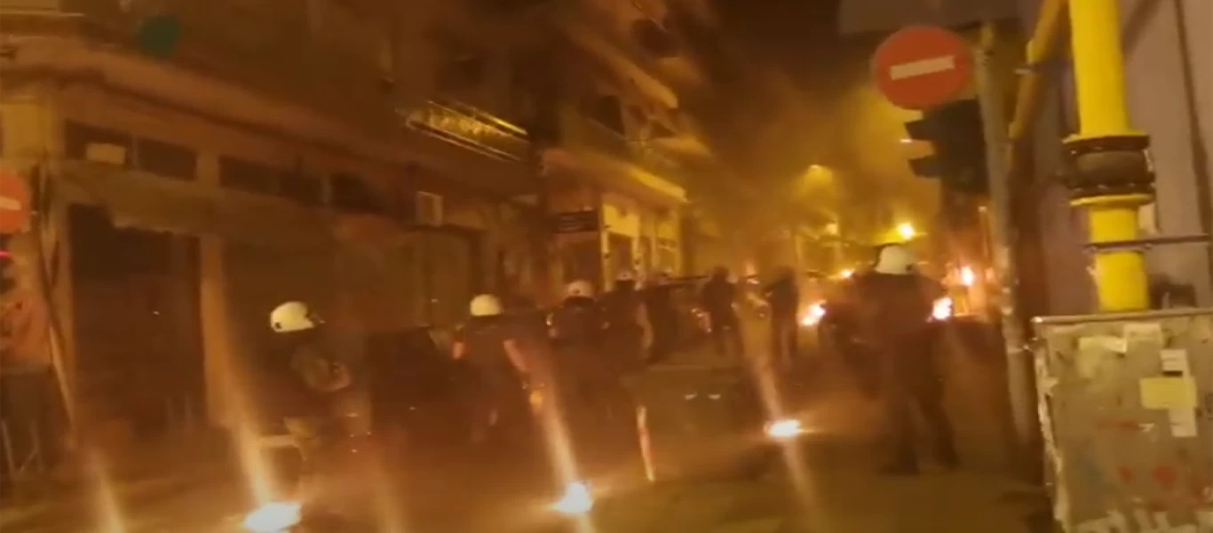 Θεσσαλονίκη: Μολότοφ και χημικά μετά τις πορείες για την αστυνομική επέμβαση στη πλατεία Καλλιθέας (upd)
